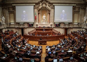 Orçamento de Estado 2021: Passageiros vão começar a pagar dois euros de taxa de carbono