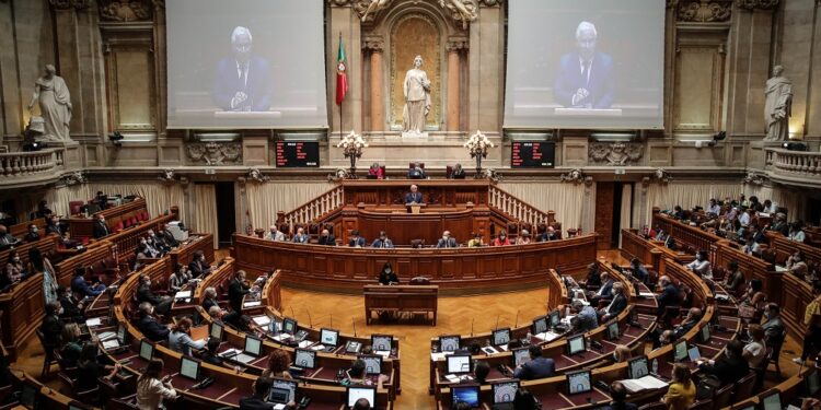 Orçamento de Estado 2021: Passageiros vão começar a pagar dois euros de taxa de carbono