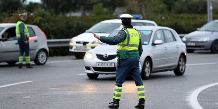 A partir das 23 horas já não pode circular entre concelhos. Recorde as exceções.