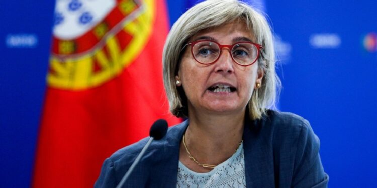 “Ainda é cedo para definir as medidas de restrição para o Natal”, diz Ministra da Saúde