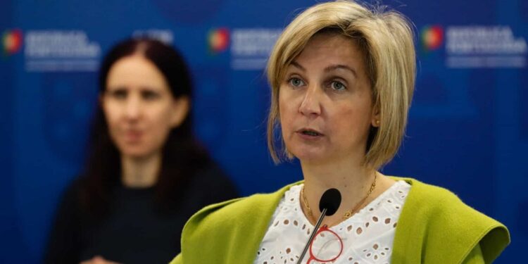 Ministra da Saúde admite prémios para profissionais de saúde
