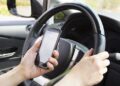Multas por falar ao telemóvel a conduzir sobem para o dobro