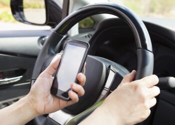 Multas por falar ao telemóvel a conduzir sobem para o dobro