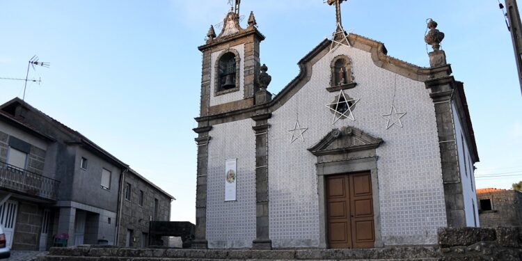Adro da igreja de Sezures vai ser requalificado