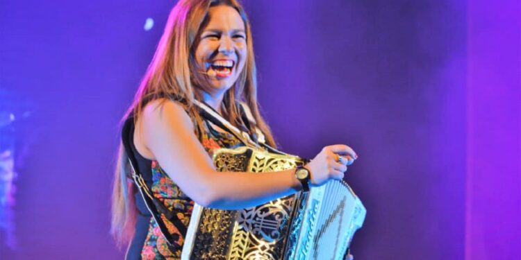 Cláudia Martins e Minhotos Marotos lançam tema de Natal. Ouça-o aqui.