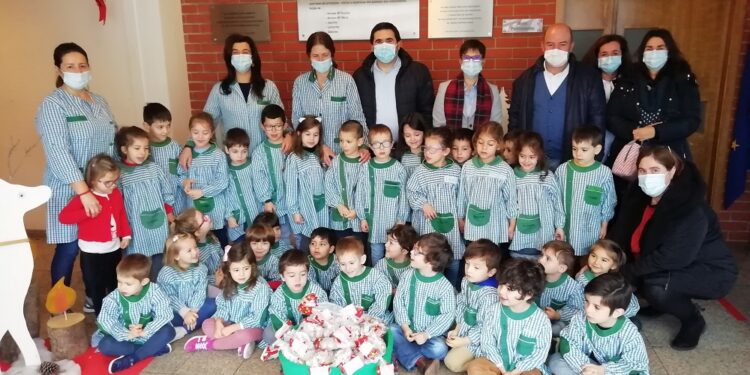 Chocolate que consola: Alunos das freguesias de Arnoso Sta. Maria, Sta. Eulália e Sezures receberam um mimo