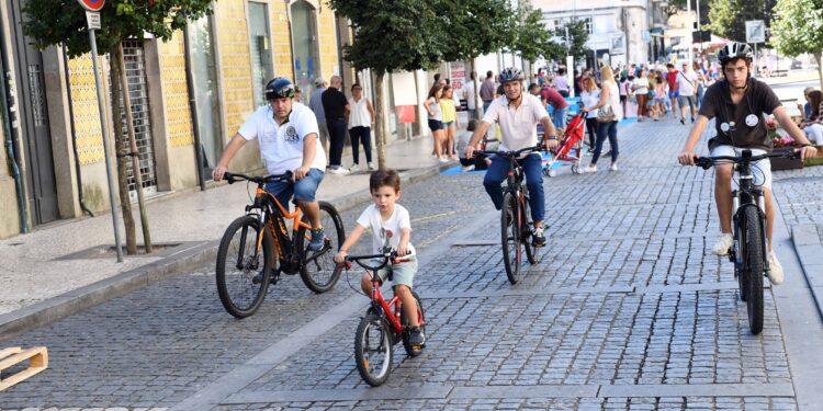 Automóveis dão lugar à música e à dança nas ruas de Famalicão