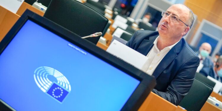 Eurodeputado José Manuel Fernandes garante antecipação de reforço orçamental para vacinas e estratégia contra Covid-19