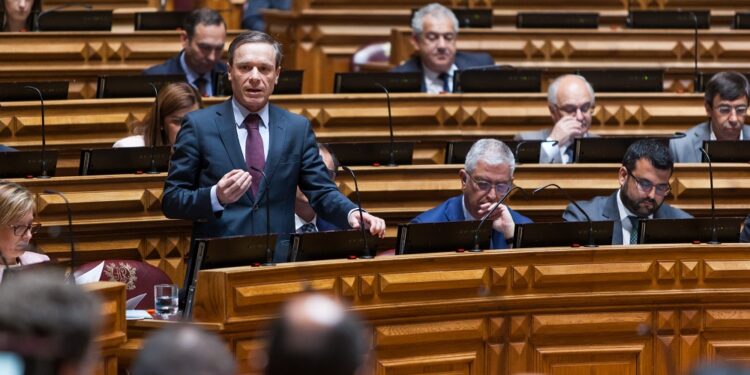 Deputados do PSD defendem construção de um novo nó na A7