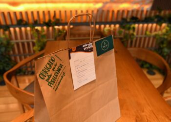 Serviço gratuito de entrega de refeições ao domicílio garantido para mais dois fins de semana