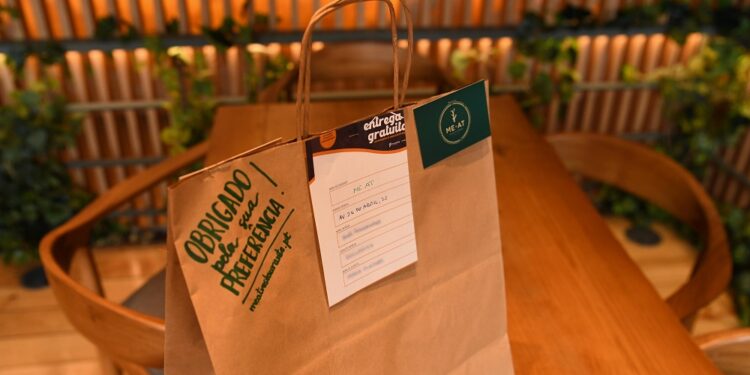 Serviço gratuito de entrega de refeições ao domicílio garantido para mais dois fins de semana