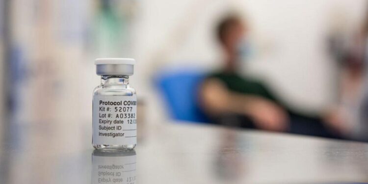 Vacina: Grupos prioritários serão contactados por SMS