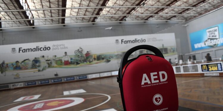 Famalicão equipa dez infraestruturas municipais com desfibrilhadores automáticos