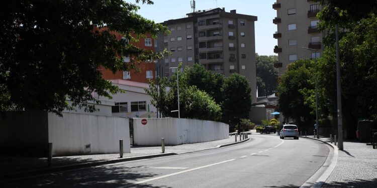 Condicionamentos ao trânsito na Rua Ernesto Carvalho e na Avenida 25 de Abril