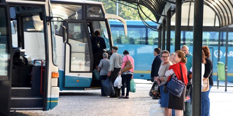 Câmara de Famalicão assegura serviços essenciais de transporte no concelho
