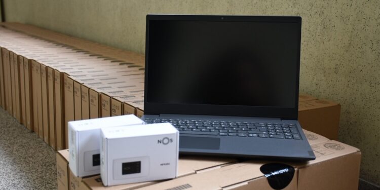 Famalicão distribui mais 374 equipamentos para ajudar alunos no ensino online