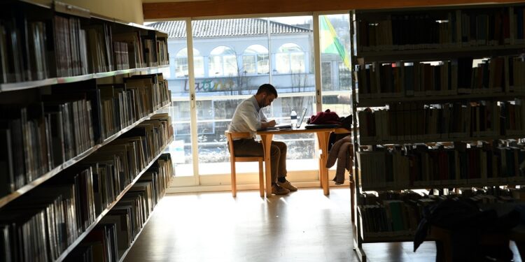 Biblioteca de Famalicão abre segunda-feira com acesso condicionado e limitado