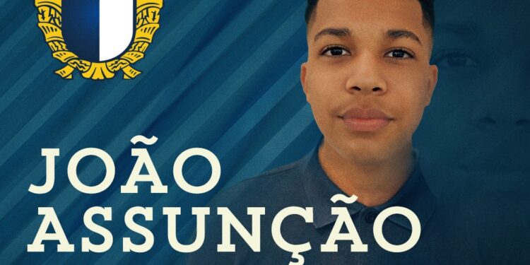 João Assunção assina contrato profissional