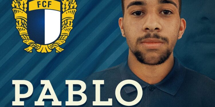 Pablo assina contrato profissional