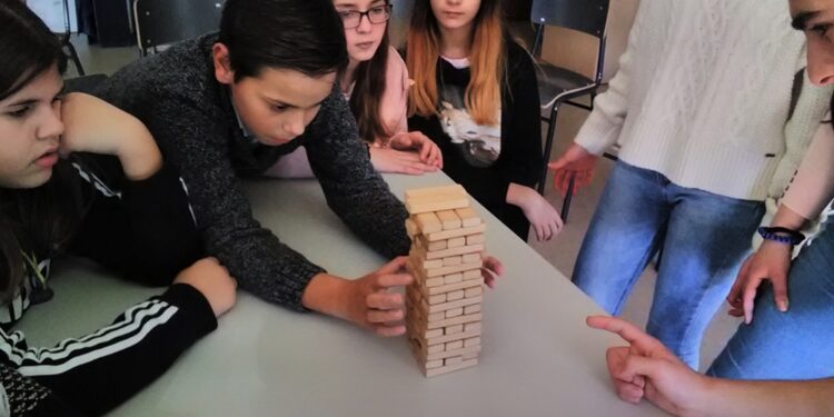 Programa Acompanhar apoia mais de 940 crianças e jovens em risco