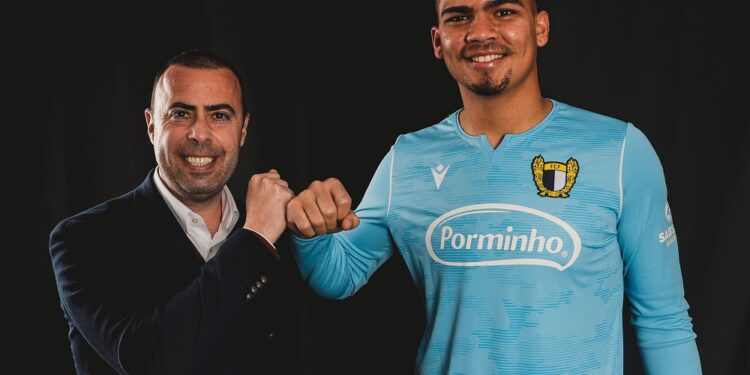 Luiz Júnior renova pelo FC Famalicão