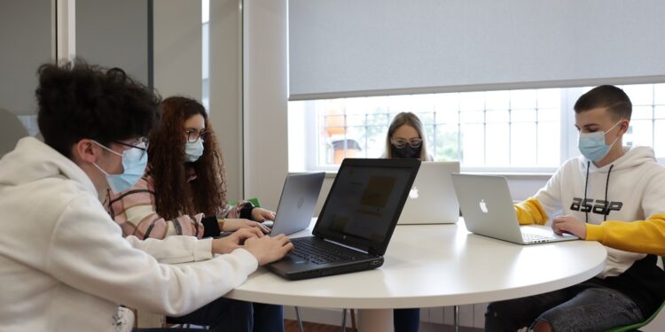 E-redes, Mindera, TMG e Associação Padre Simão Rodrigues, SJ juntam-se para apoiar alunos da OFICINA