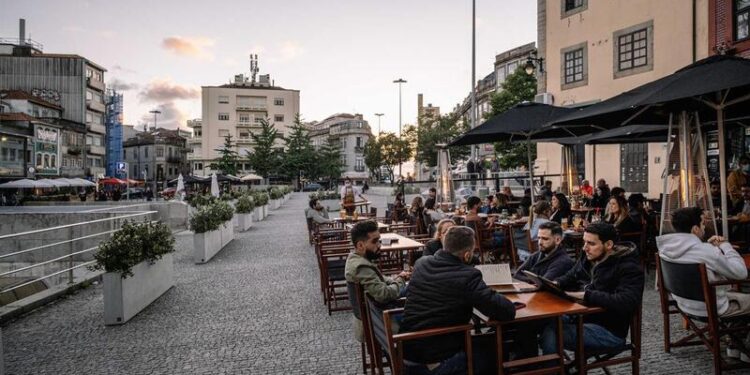 Os três novos patamares no desconfinamento propostos pelos especialistas