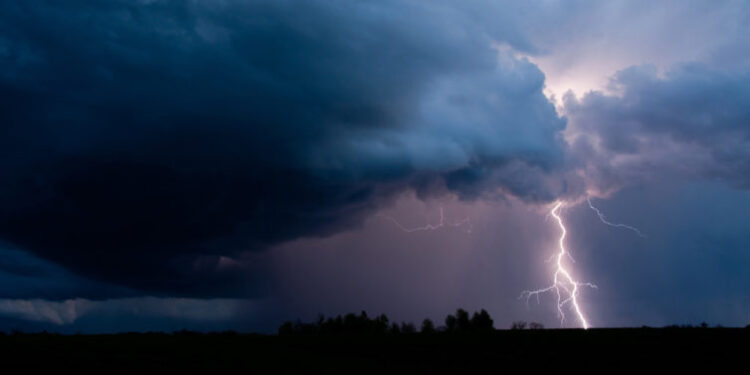 Temperatura máxima vai descer cerca de 10 graus. Próximos dias marcados por aguaceiros, granizo e trovoada