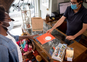 Livro de Elogios lança a campanha de sensibilização Elogia em parceria com a APAV