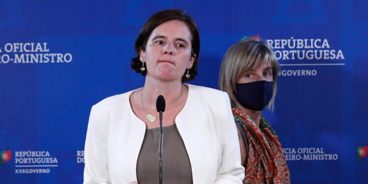 Portugal recua no desconfinamento