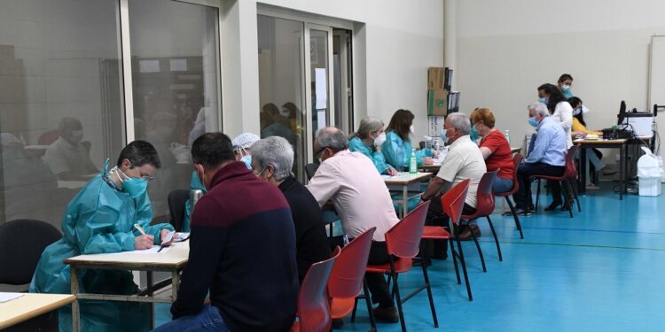 Câmara de Famalicão contrata enfermeiros para acelerar processo de vacinação no concelho