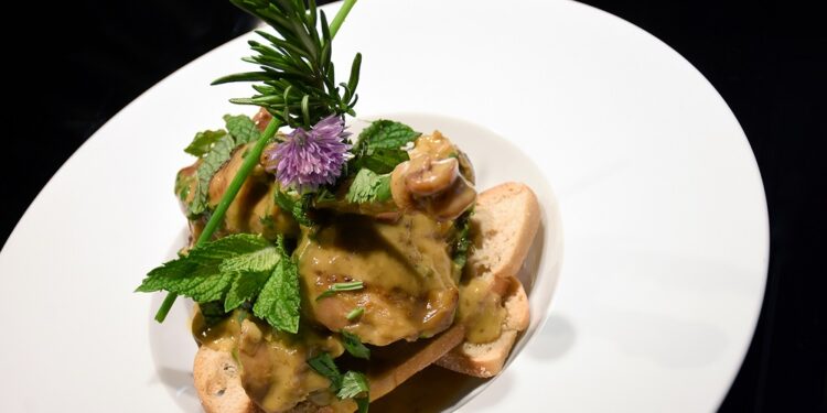 Galinha Mourisca: “É comer e gritar por mais!…”