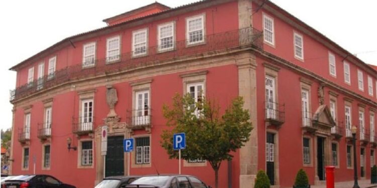 Homem absolvido pelo Tribunal de Guimarães em processo de crime de injuria a agente da PSP