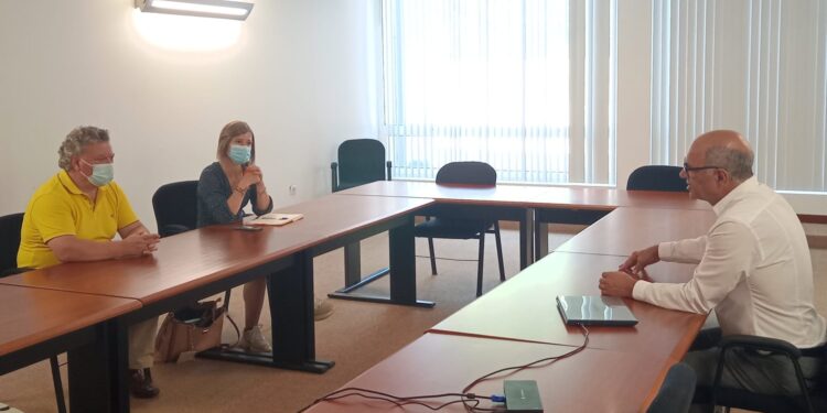 Miguel Lopes e Tânia Silva da CDU em atividade por Famalicã