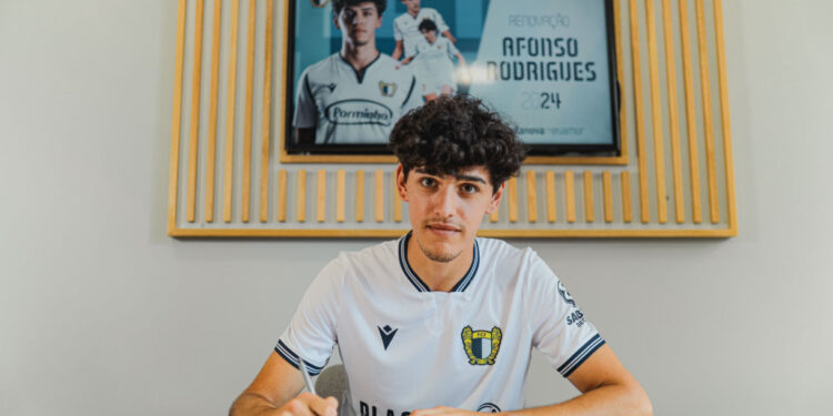 Afonso Rodrigues assina contrato profissional