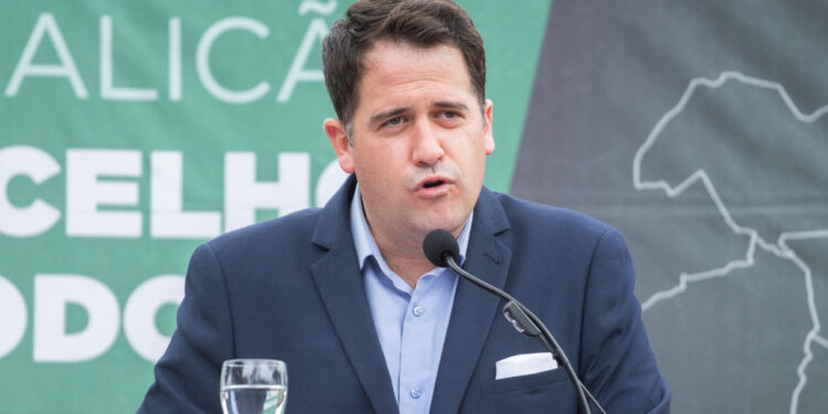 Eduardo Oliveira sugere Movimento Cívico