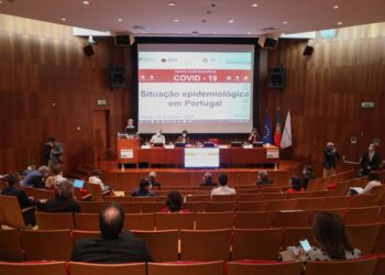 Reunião no Infarmed. Especialistas propõem plano de quatro níveis