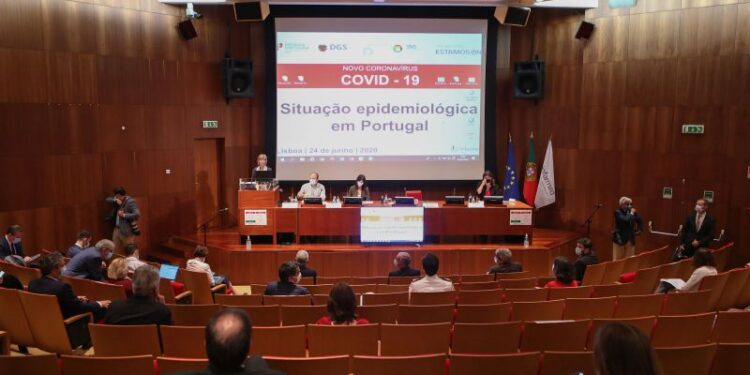 Reunião no Infarmed. Especialistas propõem plano de quatro níveis