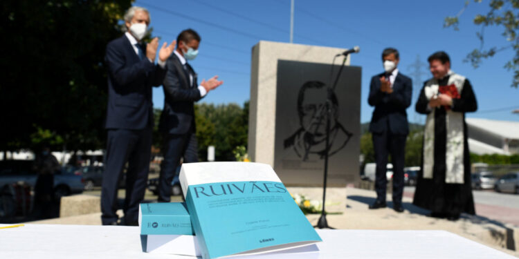 Padre Domingos Carneiro homenageado com praça e lançamento de livro.