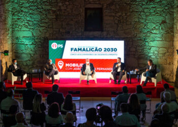 Ministro João Pedro Matos Fernandes na sessão de ciclo “Famalicão 2030 – Cinco aceleradores de desenvolvimento”.