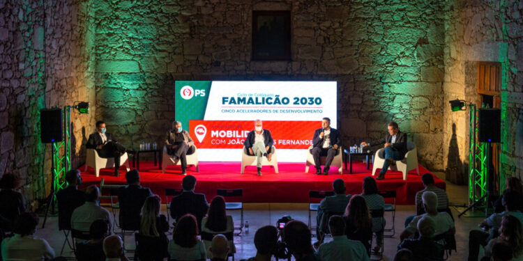 Ministro João Pedro Matos Fernandes na sessão de ciclo “Famalicão 2030 – Cinco aceleradores de desenvolvimento”.