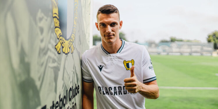 Adrián Marín reforça lado esquerdo da defesa