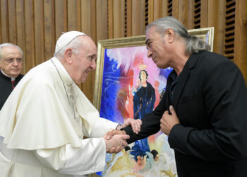 Santiago Belacqua oferece quadro da Imaculada Conceição ao Papa Francisco