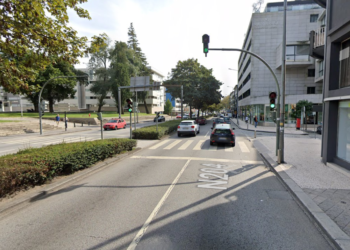 Colisão entre duas viaturas na Avenida Marechal Humberto Delgado termina com dois feridos ligeiros