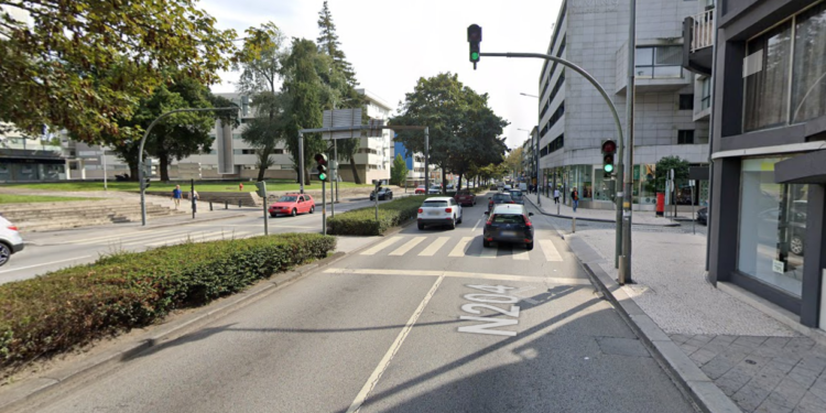 Colisão entre duas viaturas na Avenida Marechal Humberto Delgado termina com dois feridos ligeiros