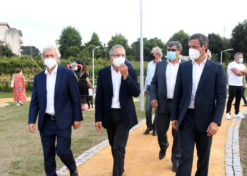 População ganha com entrega simbólica