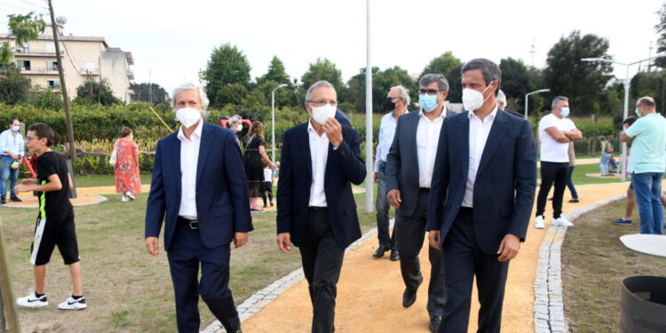 População ganha com entrega simbólica