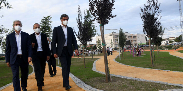 População ganha com entrega simbólica