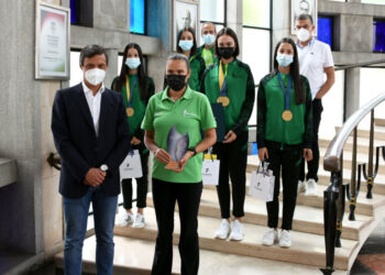 Paulo Cunha recebeu e distinguiu Campeãs Nacionais da Escola de Atletismo Rosa Oliveira