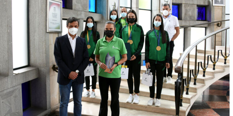 Paulo Cunha recebeu e distinguiu Campeãs Nacionais da Escola de Atletismo Rosa Oliveira